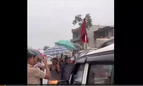 Korba News: डिप्टी सीएम डिप्टी सीएम अरुण साव और मंत्री के काफिले को महिलाओं ने रोका, जल भराव से नाराज महिलाओ ने जाम किया सड़क