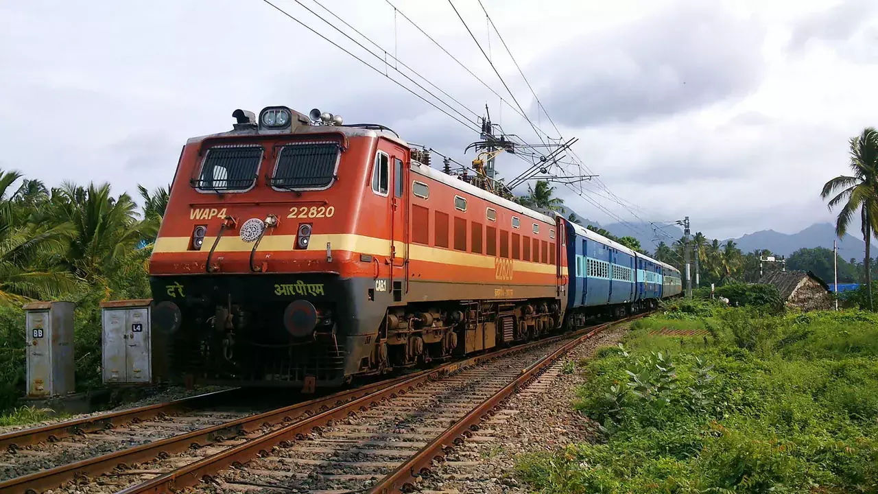 CG Train News: यात्रीगण कृपया ध्यान दें, रेलवे ने 15 ट्रेनें की रद्द, 2 के बदले रास्ते- सफर पर निकलने से पहले देख लें पूरा शेड्यूल