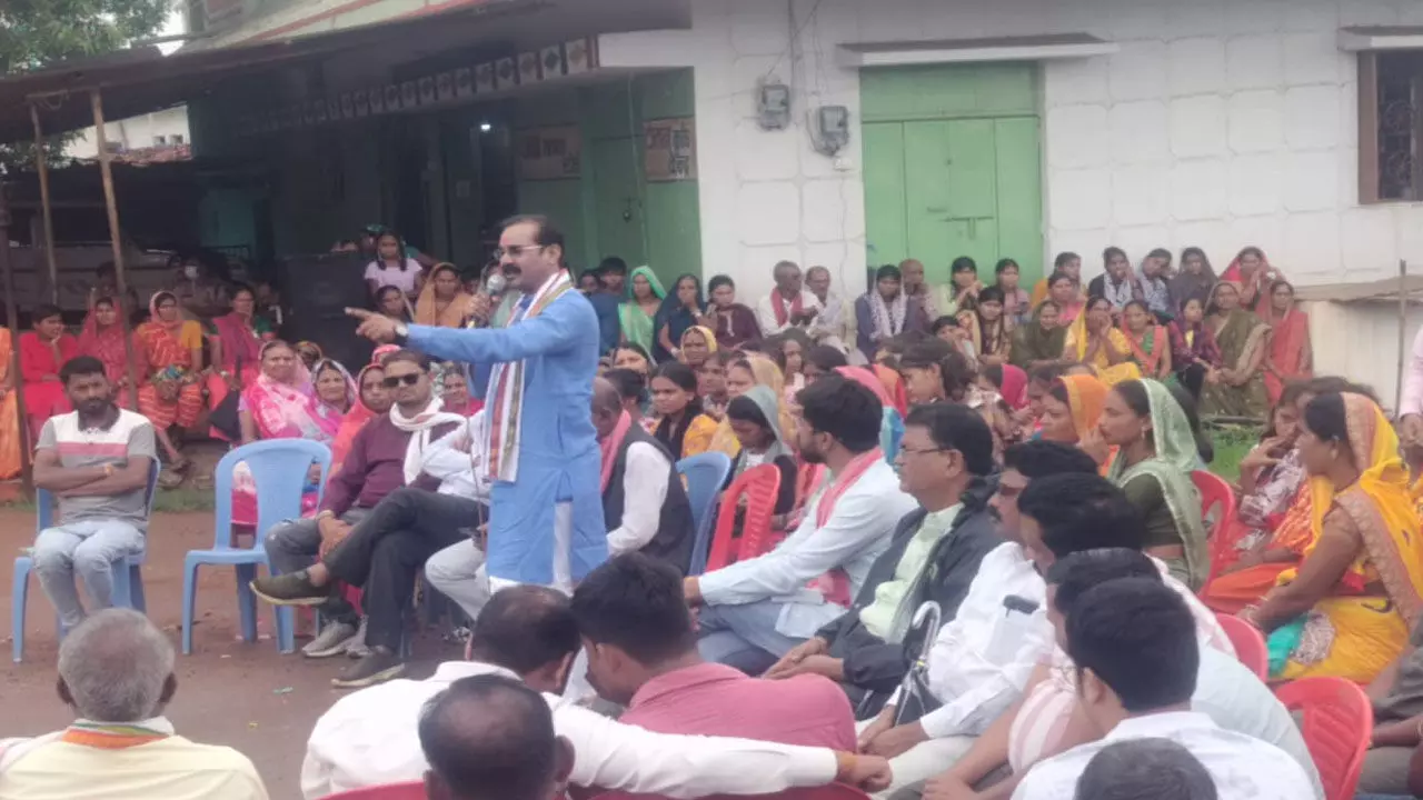 CG News: जब ग्रामीणों का गुस्सा बरसा बादलों के साथ, शिक्षिका पर तनी सस्पेंशन की तलवार