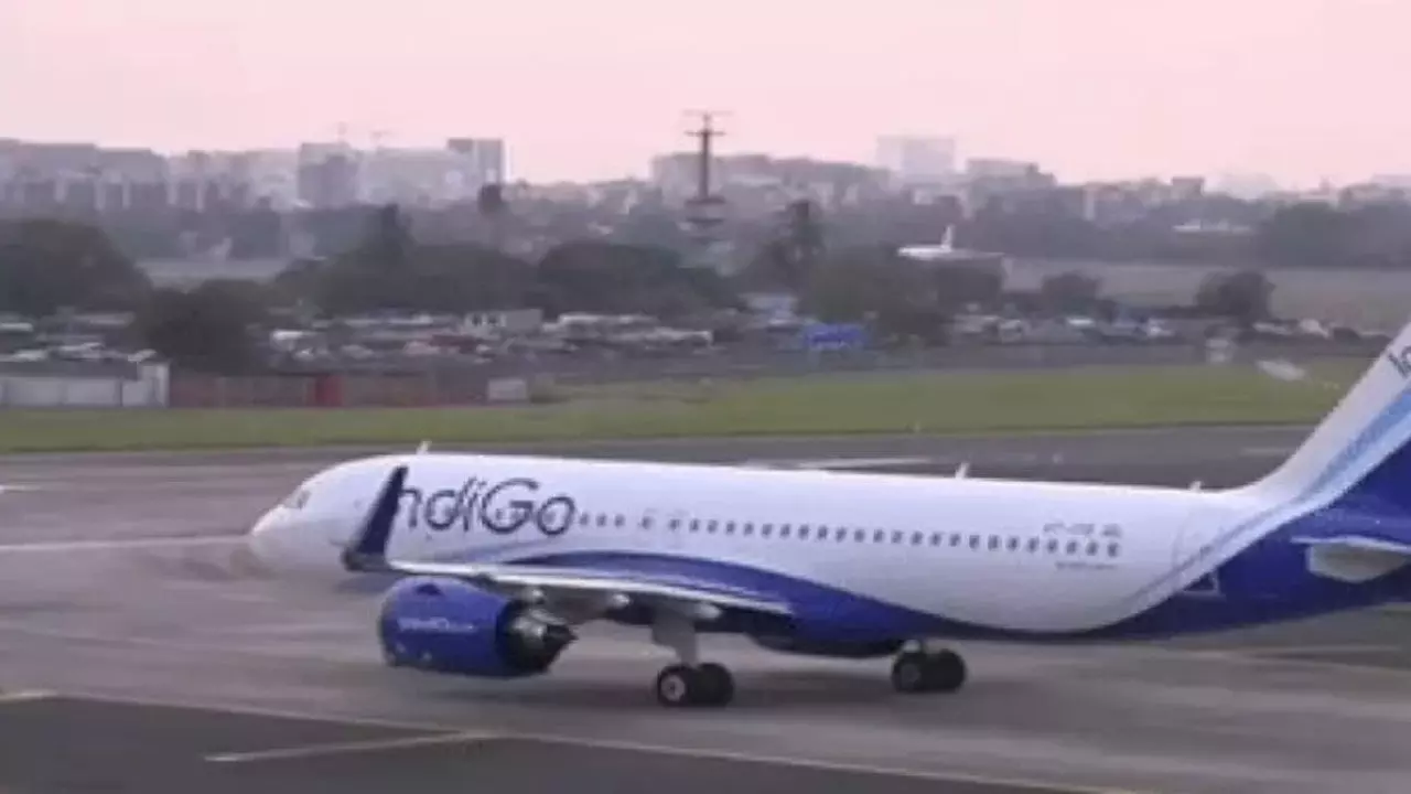 Emergency Landing: इंदौर से रायपुर जा रही इंडिगो फ्लाइट की इमरजेंसी लैंडिंग, उड़ान के दौरान यात्रियों को महसूस हुआ झटका