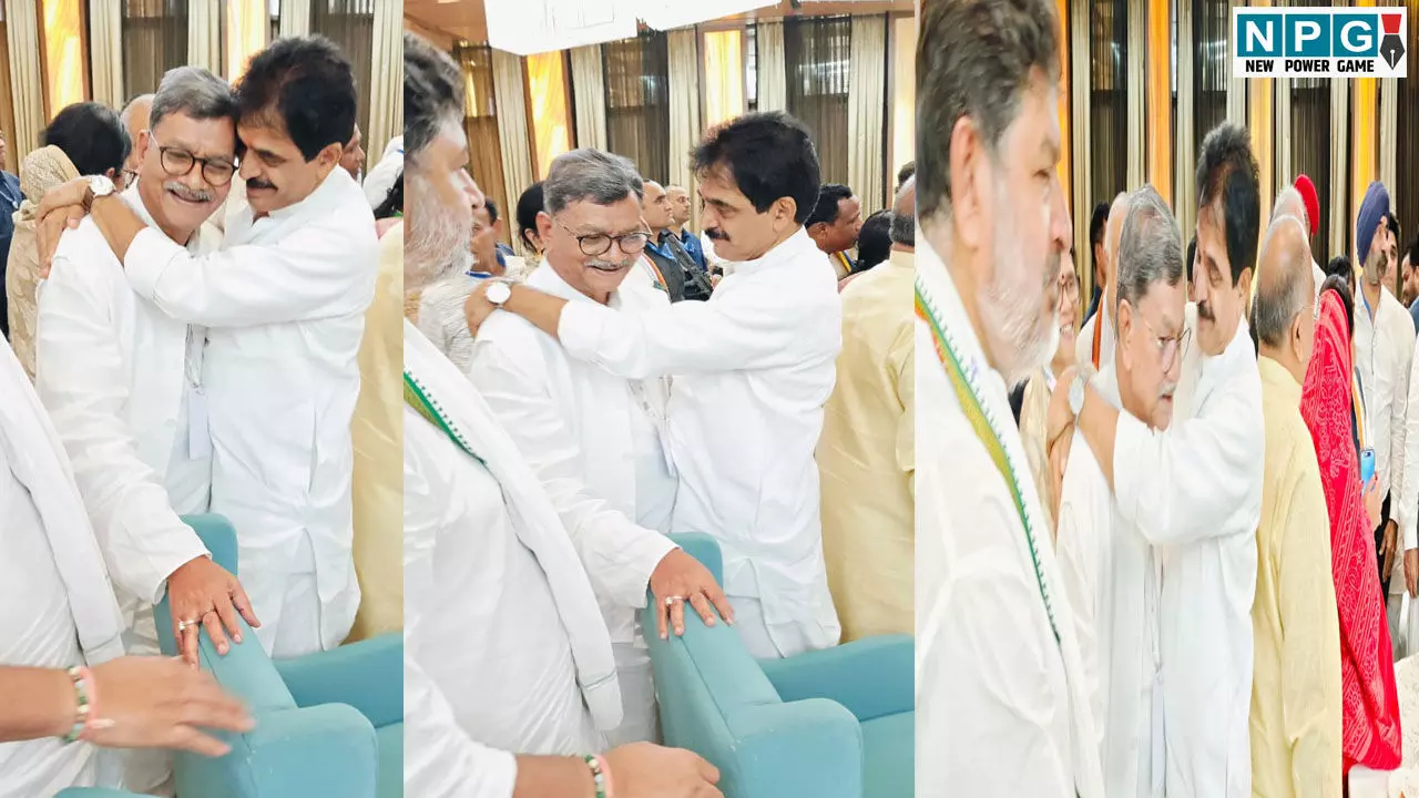 CG Congress Politics: तस्वीरे बोलती हैं! वेणुगोपाल और चरणदास महंत की गलबहियां के क्या हैं राजनीतिक मायने