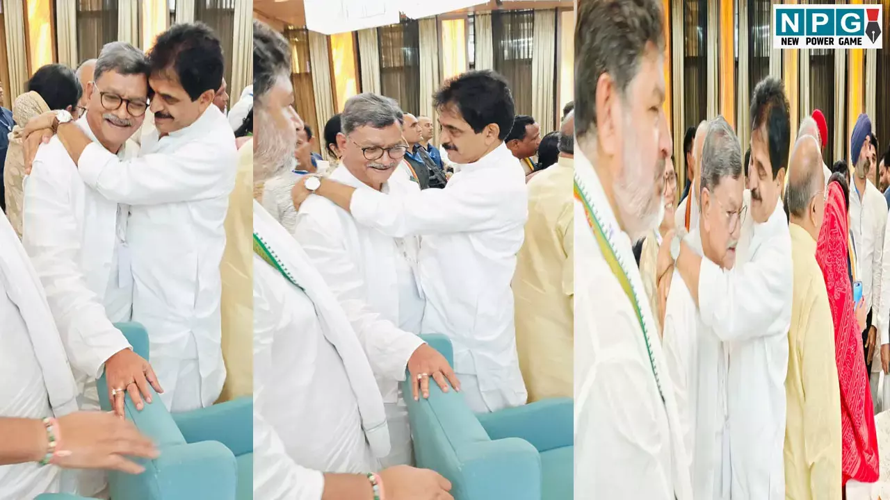 CG Congress Politics: तस्वीरे बोलती हैं! वेणुगोपाल और चरणदास महंत की गलबहियां के क्या हैं राजनीतिक मायने