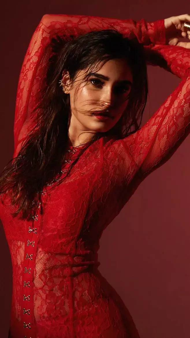 रेड लिप्स, भीगे बाल...लाल मिर्ची बन Rasha Thadani ने बिखेरा हुस्न का जलवा, देखें हॉट तस्वीरें...