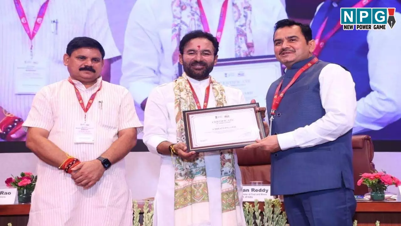 छत्तीसगढ़ को डीएमएफ संबंधी उत्कृष्ट कार्यों के लिए किया गया सम्मान, केंद्रीय कोयला एवं खान मंत्री ने सचिव पी. दयानंद को प्रशस्ति पत्र देकर किया सम्मानित