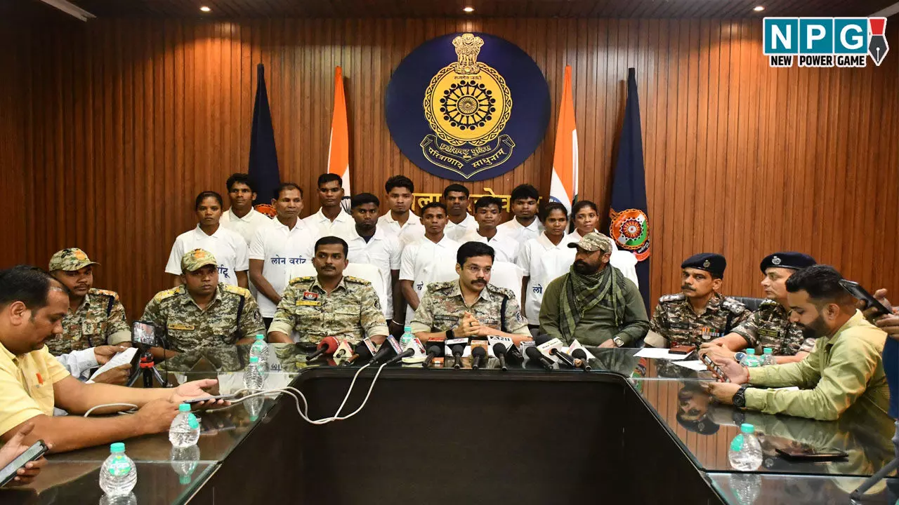 Dantewada Naxalite surrender: 9 इनामी समेत 12 माओवादियों ने किया सरेंडर, अबतक के 1000 नक्सलियों ने किया आत्मसमर्पण... Dantewada Naxalite surrender: 9 इनामी समेत 12 माओवादियों ने किया सरेंडर, अबतक के 1000 नक्सलियों ने किया आत्मसमर्पण...