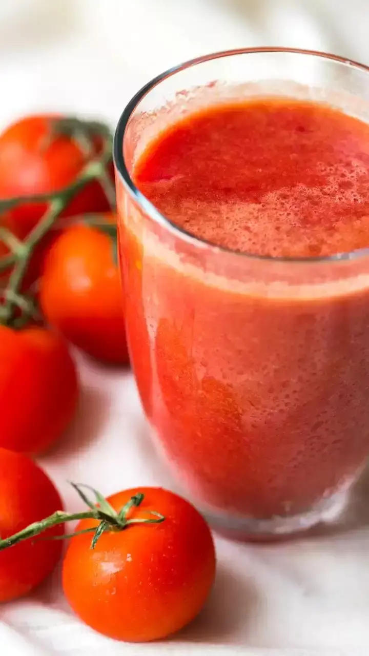 Tamatar Ka Ras Pine Ke Fayde: टमाटर के जूस से मिलेंगे ये जबरदस्त फायदे, डाइट में जल्द करें शामिल