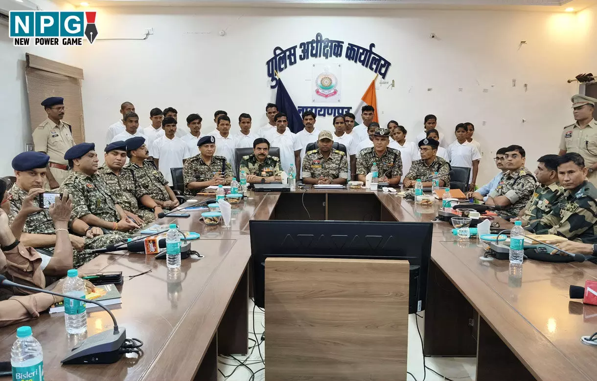 CG Narayanpur News: 22 नक्सलियों ने किया सरेंडर, 37 लाख का था इनाम, आत्मसमर्पित माओवादियों में बड़े लीडर और 8 महिलाएं शामिल
