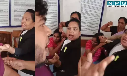 Watch Video: वकील या विलेन? कोर्ट में महिला वकील की गुंडागर्दी, क्लाइंट को पीटा, हार्ट पेशेंट मां को धक्का, वीडियो बनाने वाले का कॉलर पकड़ा