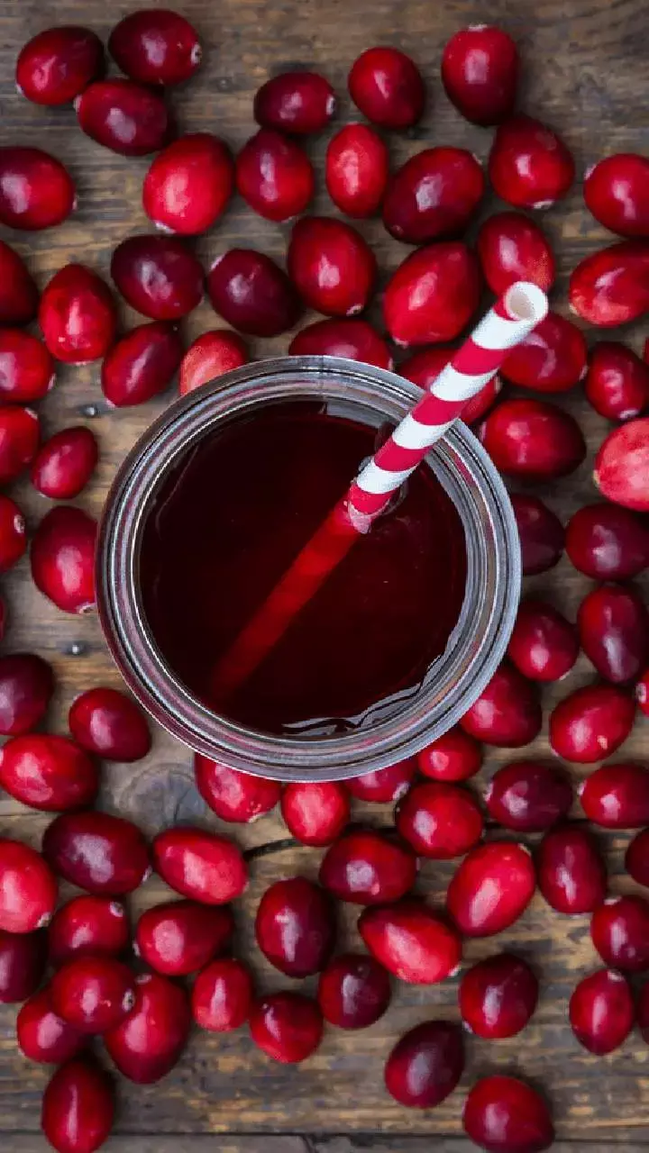 Cranberry Khane Ke Fayde: क्रैनबेरी में छुपा महिलाओं की सेहत का खजाना, हर दिन खाने से मिलते हैं ये फायदे