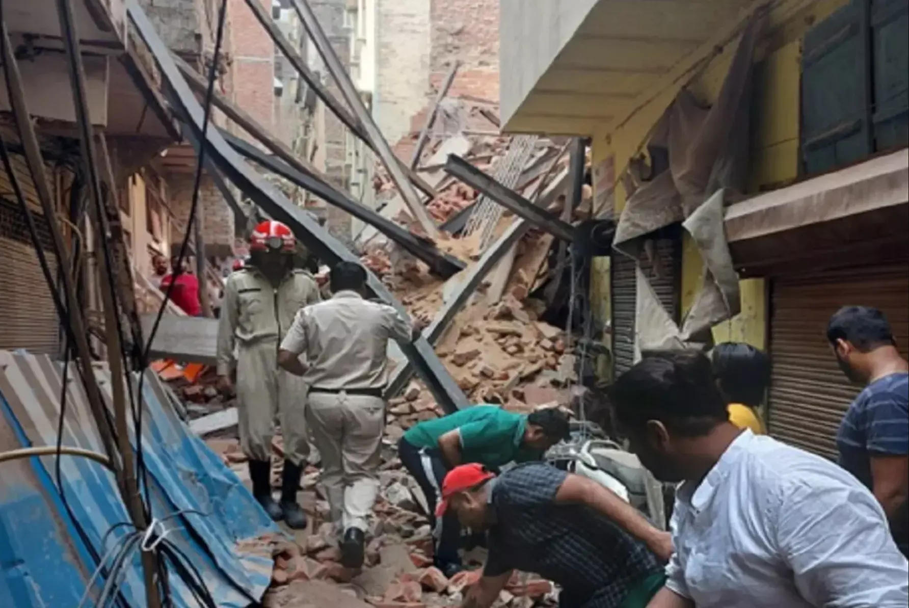 Seelampur Building Collapse: दिल्ली की में चार मंजिला इमारत गिरी, 4 की मौत की आशंका, मलबे में अभी भी लोग दबे, राहत-बचाव कार्य जारी