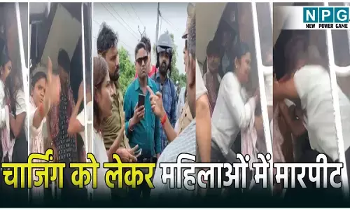 टूरिस्ट बस में हाईवोल्टेज ड्रामा: चार्जिंग के चक्कर में भिड़ीं महिलाएं, बस में चली लात-घूंसे, देखें Video