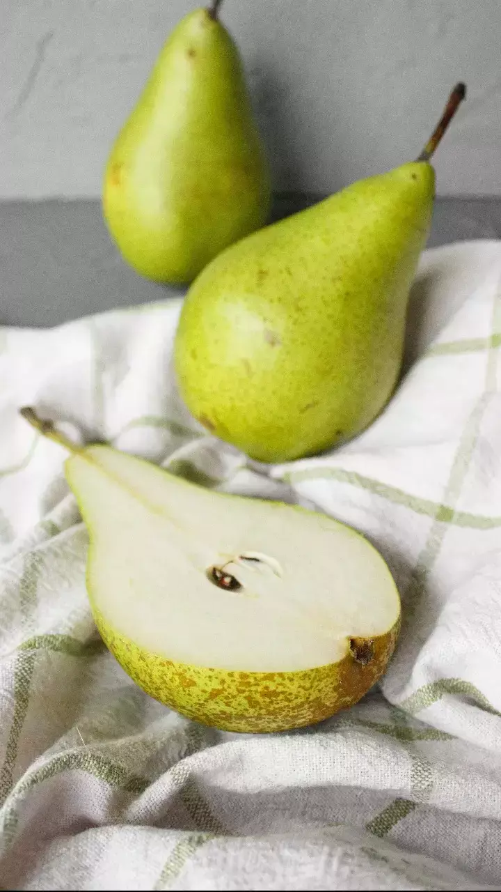 Nashpati Ke Fayde: रोज़ एक रसभरी नाशपाती खाने से मिलेंगे ये जबरदस्त फायदे