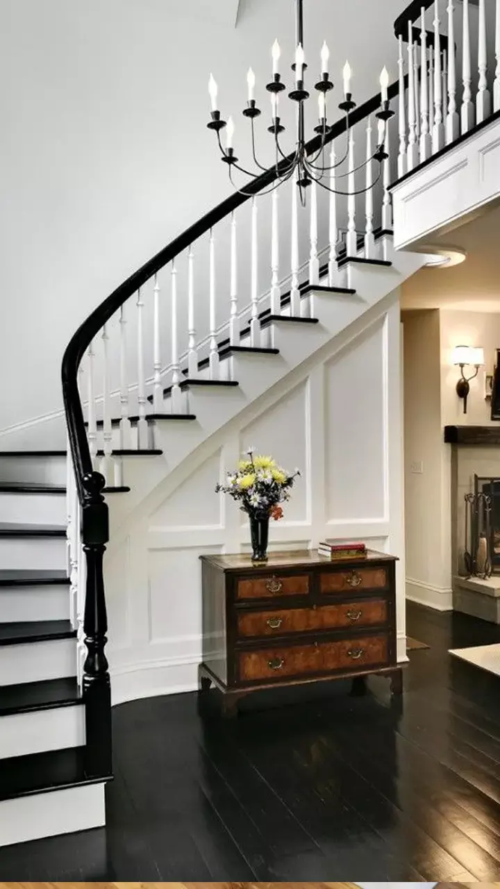 Vastu Tips: सीढ़ियों की दिशा और संख्या तय करती है आपकी तरक्की का रास्ता, जानें सही उपाय