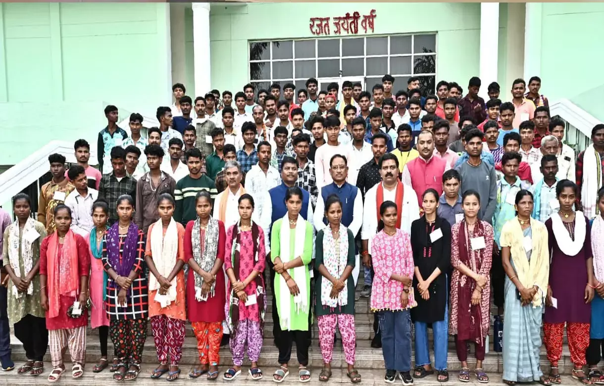 मुख्यमंत्री साय ने शैक्षणिक भ्रमण पर आए सुकमा जिले के बच्चों से की मुलाकात, बोले-बच्चों का स्वर्णिम भविष्य सुनिश्चित करने के लिए सरकार प्रतिबद्ध