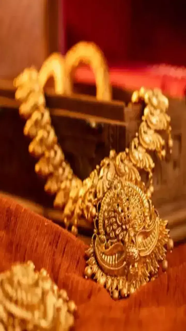 Gold Silver Price Today: सोना हुआ सस्ता, चांदी ने पकड़ी रफ्तार, बाजार में बड़ा उतार-चढ़ाव, जानें आज के ताजा रेट