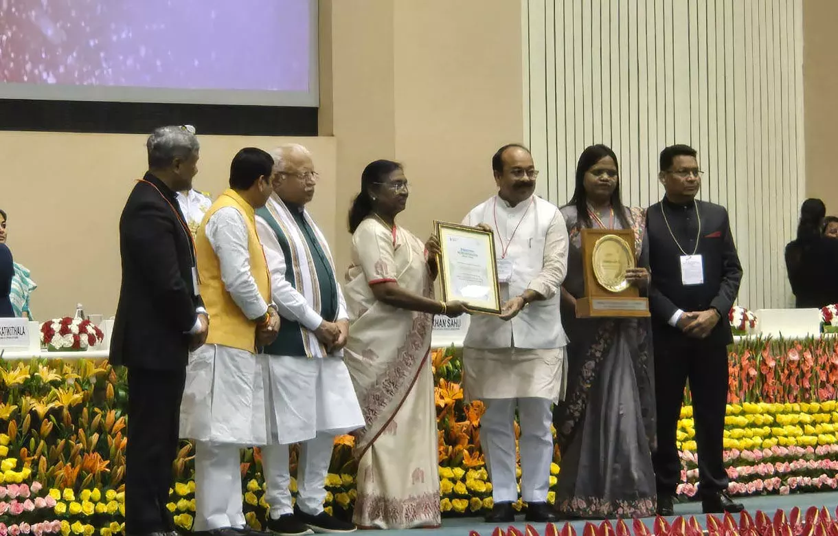 CG News: बिलासपुर बना देश का सबसे साफ शहर, छत्तीसगढ़ के तीन शहरों ने राष्ट्रीय स्तर पर बनाया स्थान, राष्ट्रपति द्रौपदी मुर्मु ने किया पुरस्कृत...