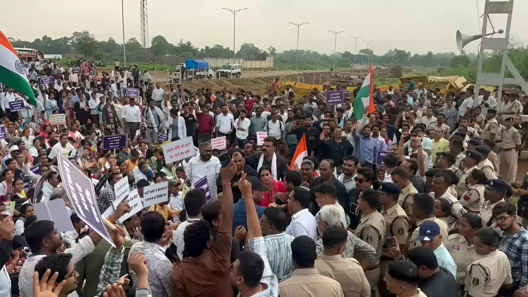 CG NHM Karamchari Protest: NHM कर्मियों का फूटा ग़ुस्सा, विधानसभा घेराव के दौरान पुलिस से भिड़ंत, 15 अगस्त का दिया अल्टीमेटम!