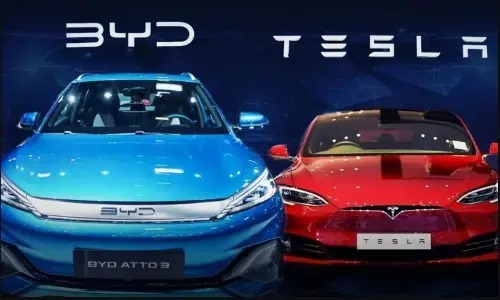 EV Comparison India 2025: Tesla या BYD? 10 लाख सस्ती EV में मिलेगा ज़्यादा फीचर्स या लंबी रेंज! जानें किसमें है असली दम?