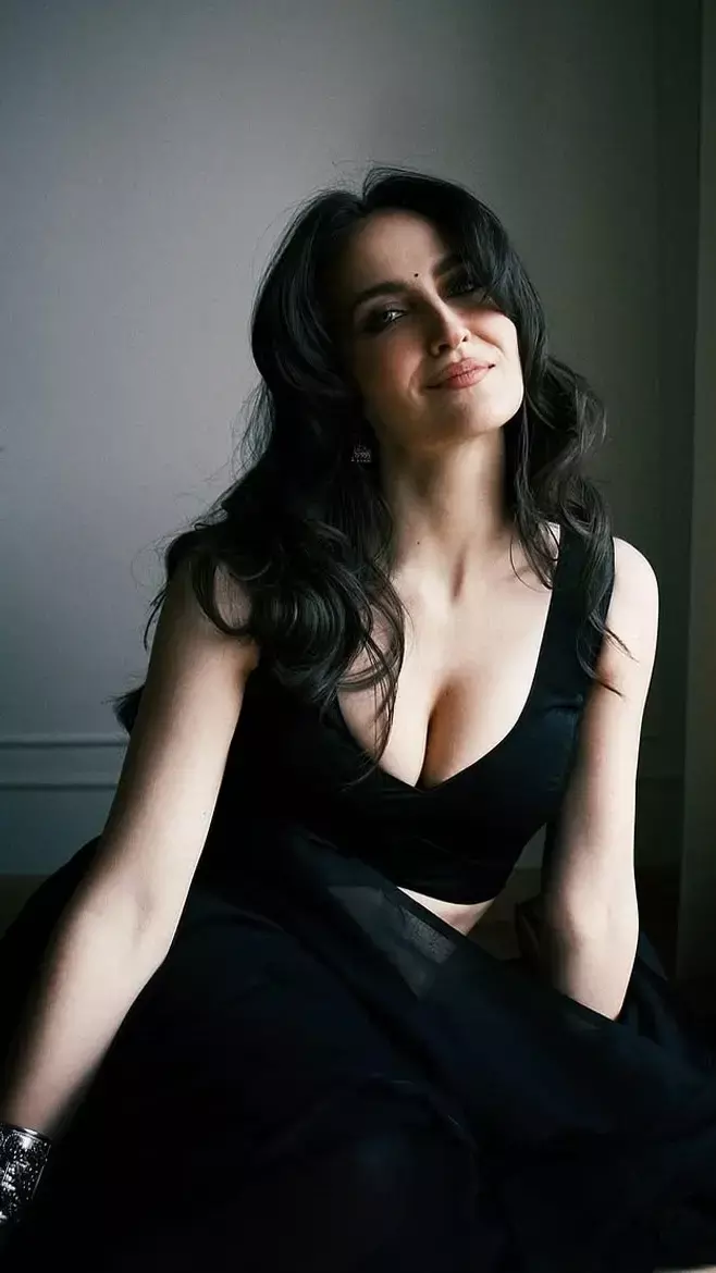 कैमरे के सामने Elli AvrRam ने सरकाया साड़ी का पल्लू, फिर जमीन में बैठकर दिया हॉट पोज...