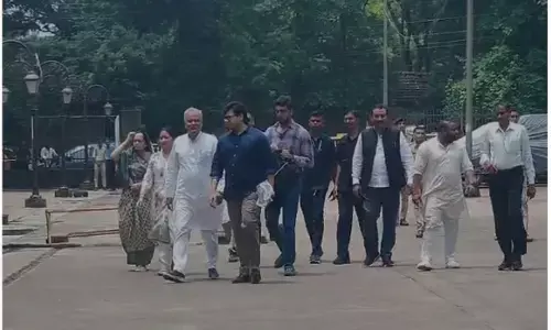 CG Chaitanya Baghel: भूपेश बघेल बेटे चैतन्य से मिलने पहुंचे ED कार्यालय, बहू और बेटी भी हैं साथ...