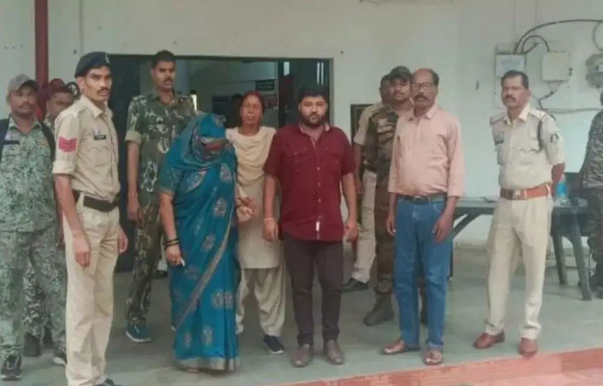 Ambikapur News: पटवारी, शिक्षिका गिरफ्तार, सरकारी जमीन पर कब्जा करने दस्तावेजों से की छेड़छाड़, पुलिस ने तीन को भेजा जेल...