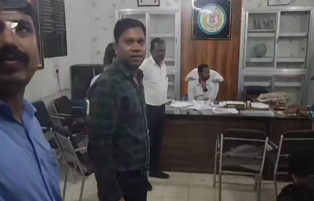 CG ACB News: रिश्वतखोर बाबू गिरफ्तार, ACB ने 25 हजार की रिश्वत लेते तहसीलदार के बाबू को पकड़ा, मचा हड़कंप... CG ACB News: रिश्वतखोर बाबू गिरफ्तार, ACB ने 25 हजार की रिश्वत लेते तहसीलदार के बाबू को पकड़ा, मचा हड़कंप...