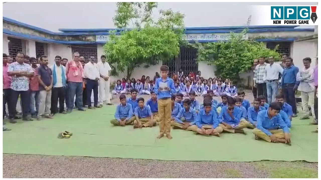 Teacher News: अंग्रेजी का लेक्चरर शहर में अटैच: बच्चों व पालकों ने स्कूल में जड़ दिया ताला, धरने पर बैठ गए Teacher News: अंग्रेजी का लेक्चरर शहर में अटैच: बच्चों व पालकों ने स्कूल में जड़ दिया ताला, धरने पर बैठ गए