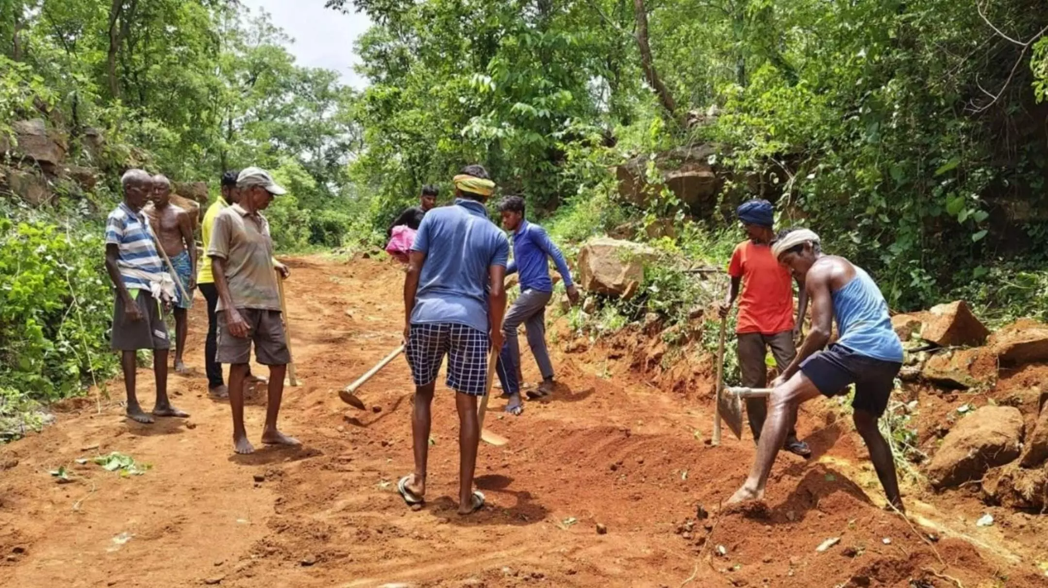 Dhmatari Nathukonha Road Story: 25 साल का इंतजार.... जनता ने उठाली कुदाल! तोड़ी पहाड़ियां! बना दी सड़क, धमतरी के नाथूकोन्हा गांव की कहानी हैरान कर देगी