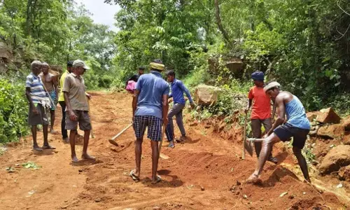 Dhmatari Nathukonha Road Story: 25 साल का इंतजार.... जनता ने उठाली कुदाल! तोड़ी पहाड़ियां! बना दी सड़क, धमतरी के नाथूकोन्हा गांव की कहानी हैरान कर देगी