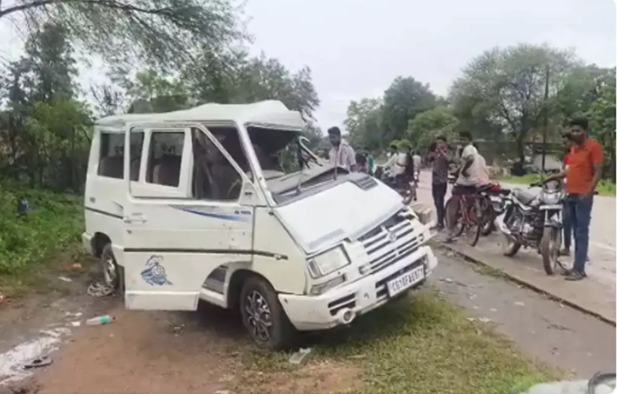 CG Accident: दो शिक्षिकाओं की मौत, शिक्षकों और छात्रों से भरी वाहन की भीषण टक्कर, 7 शिक्षक गंभीर, दो की मौत