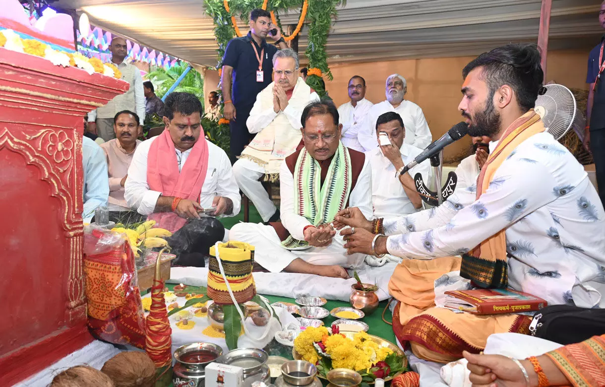 Hareli celebration at CM House: सीएम विष्णुदेव साय ने गाय और बछड़े को खिलाया पारंपरिक लोंदी, नवग्रह की पूजा कर भगवान शिव का किया अभिषेक