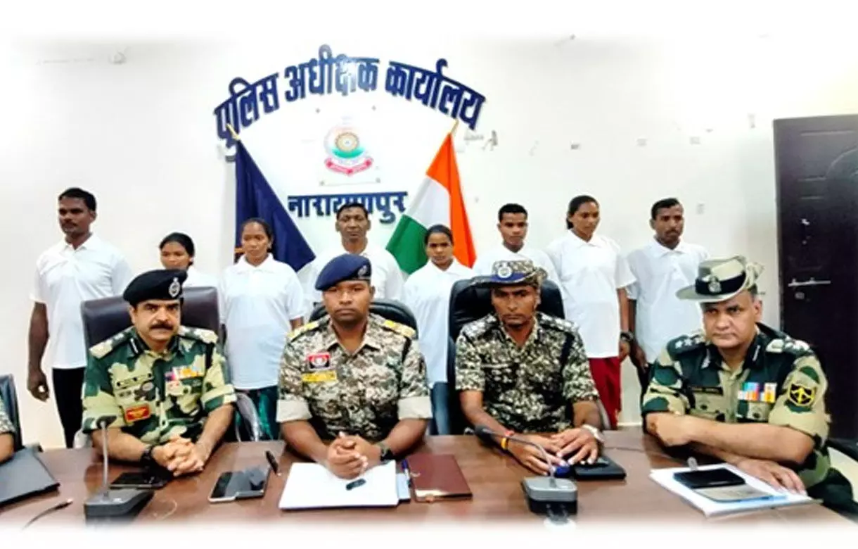 Narayanpur Naxal News: नक्सली कमाण्डर का बड़ा खुलासा, जबरन करवा दी गई थी नसबंदी, 33 लाख के 8 माओवादियों ने किया सरेंडर...