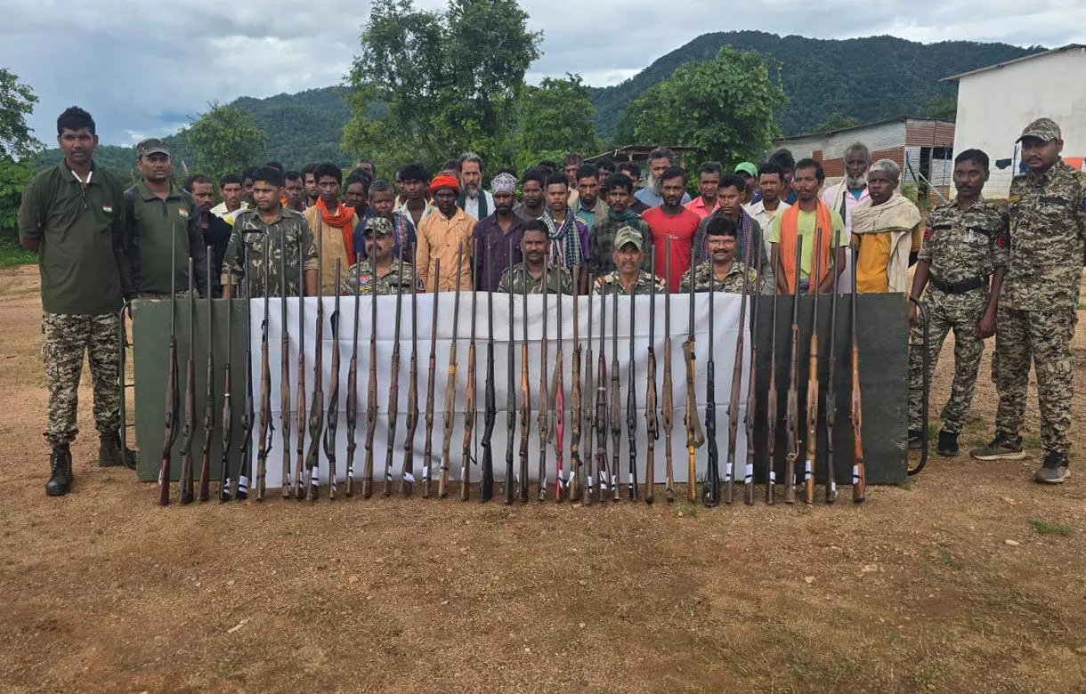 Balrampur News: गांव में मिला देशी बंदूक का जखीरा, बलरामपुर पुलिस ने ग्रामीणों के कब्जे से जब्त की 37 नग बंदूक, जानिए क्या है मामला