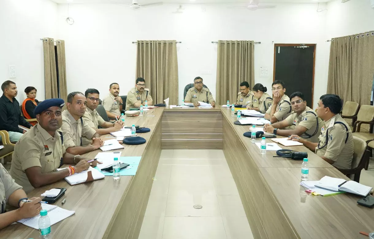 Raipur News: आईजी अमरेश मिश्रा ने ली 5 जिलों के एसपी की मीटिंग, रायपुर संभाग के 2100 मामलों में 1850 प्रकरणों का निराकरण, सायबर क्राइम की जांच में तेजी के निर्देश