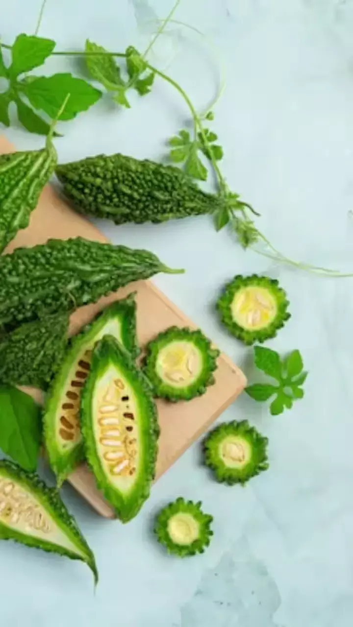 Monsoon Me Karele Ke Sevan Ke Fayde : मानसून में करेले को डाइट में शामिल करने के फायदे