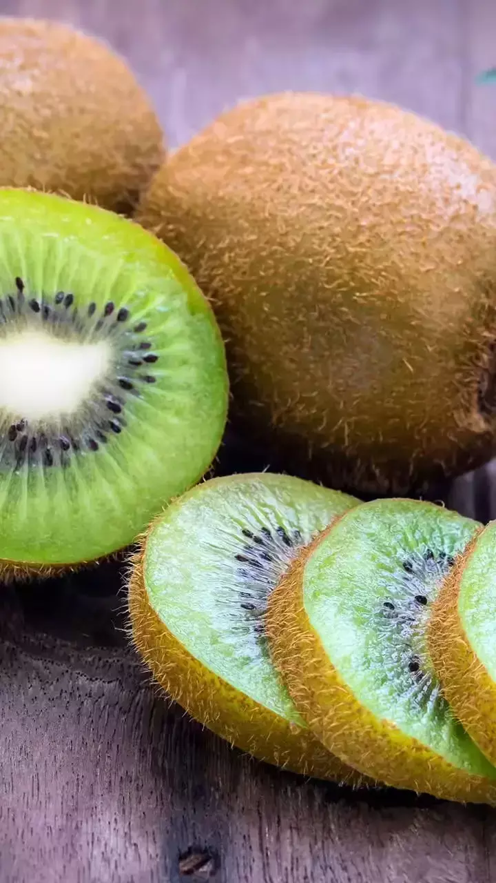Kiwi Khane Ke Fayde: एक कीवी हर रोज़ खाने से मिलेंगे ये ज़बरदस्त फायदे