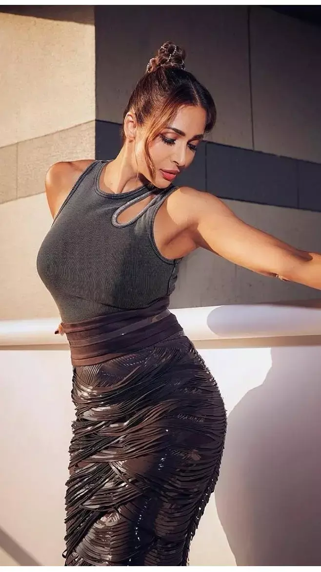 चमकदार लाल होठ, बंधे बाल, फिटेड टॉप और स्कर्ट में Malaika Arora की हॉट अदाएं...