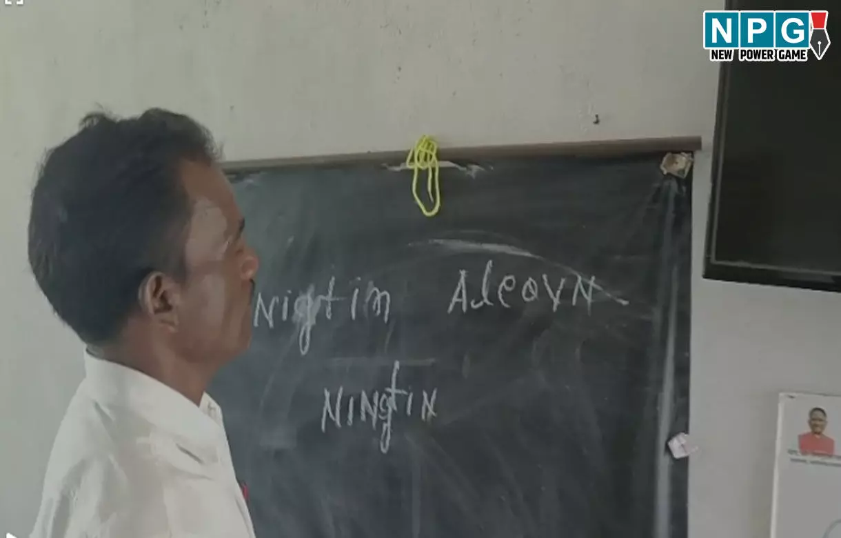 CG Teachers News: हेड मास्टर और शिक्षकों की लगी क्लास, नहीं बता पाए मुख्यमंत्री और राष्ट्रपति का नाम, स्पेलिंग भी गलत, देखें वीडियो...