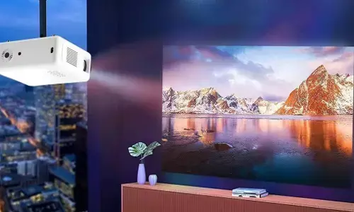 Smart Mini Projector: बड़ी स्क्रीन का स्मार्ट टीवी अनुभव अब ₹3000 में, जानें इस स्मार्ट प्रोजेक्टर से कैसे घर की दीवार बनेगी होम थिएटर