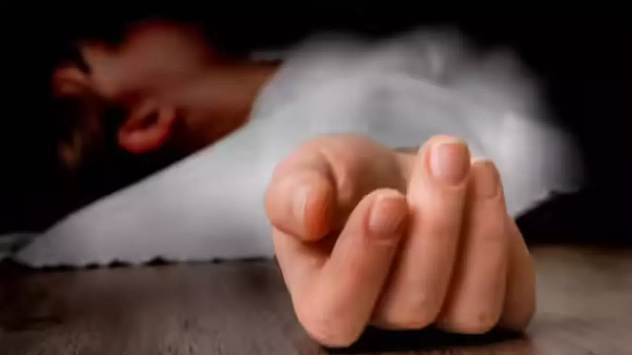 CG Crime News: रील मत देखो बोला तो खा लिया ज़हर, लिव-इन में रह रही किशोरी ने तोड़ा दम