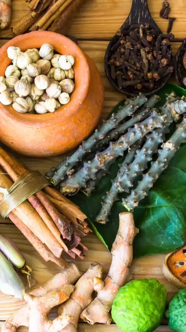 Tambe Ke Bartan Me Pani Pine Ke Fayde: पीतल के बर्तन में पिएं पानी, नहीं पड़ेगी दवाईयों की जरूरत!