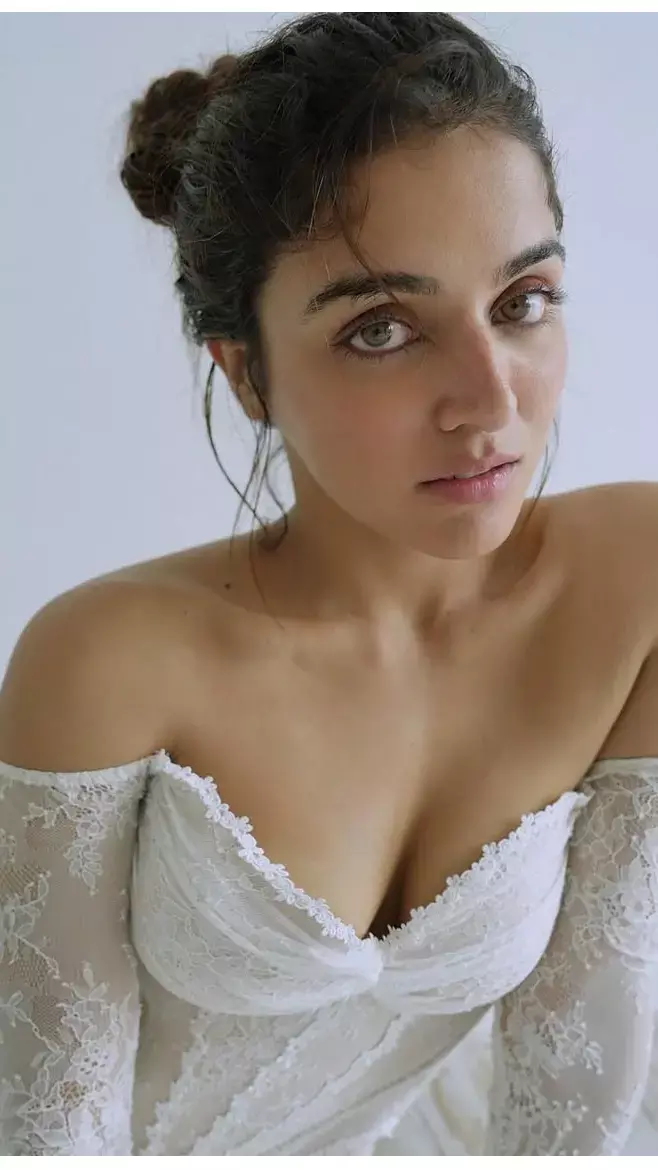 Wamika Gabbi ने व्हाइट ड्रेस में कराया ऐसा बोल्ड फोटोशूट, परफेक्ट फिगर पर फिदा हुए फैंस...