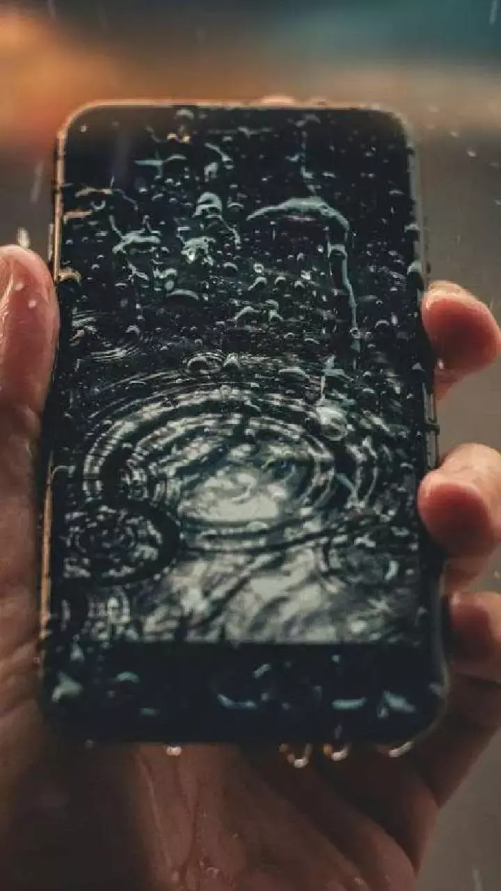 Phone Me Pani Jane Par Kya Kare: बारिश के मौसम में फोन भीगने का टेंशन, घबराएं नहीं आजमाएं ये तरीके