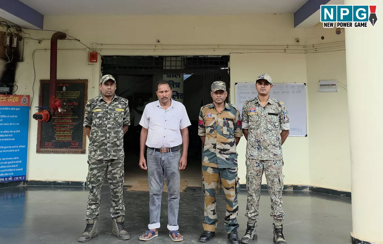 CG Teacher Arrested: शिक्षक गिरफ्तार, स्कूल में छात्राओं से अश्लील बाते और गाल छूकर छेड़खानी, शिकायत के बाद पुलिस ने किया गिरफ्तार...