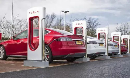 Tesla Supercharger Starts in Mumbai: Tesla ने भारत में शुरू किया पहला Supercharger, मुंबई के BKC में चार्जिंग स्टेशन एक्टिव, जानें कीमत, सुविधाएं और दिल्ली में  कब शुरू होगा?