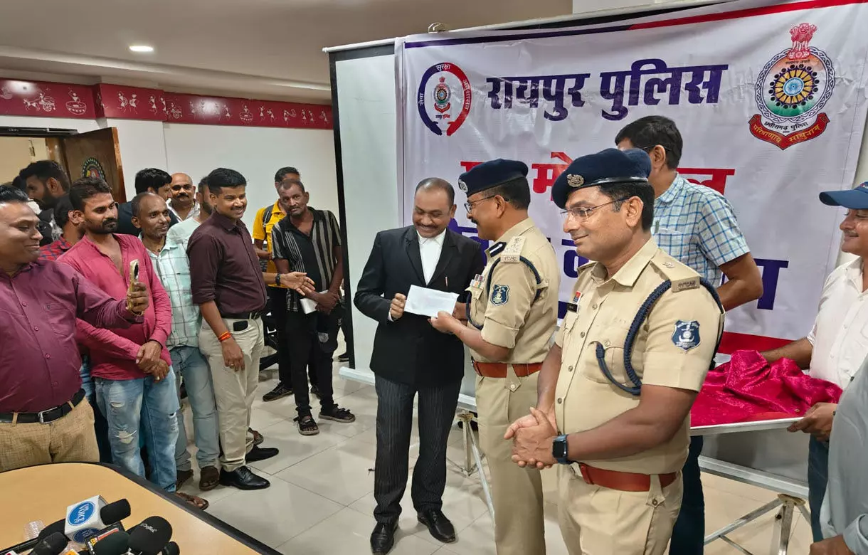 CG News: थैंक्यू एसएसपी सर...गुम फोन पाकर लोगों के चेहरे पर आई खुशी, पुलिस ने खोज निकाले 50 लाख के 250 मोबाइल... CG News: थैंक्यू एसएसपी सर...गुम फोन पाकर लोगों के चेहरे पर आई खुशी, पुलिस ने खोज निकाले 50 लाख के 250 मोबाइल...