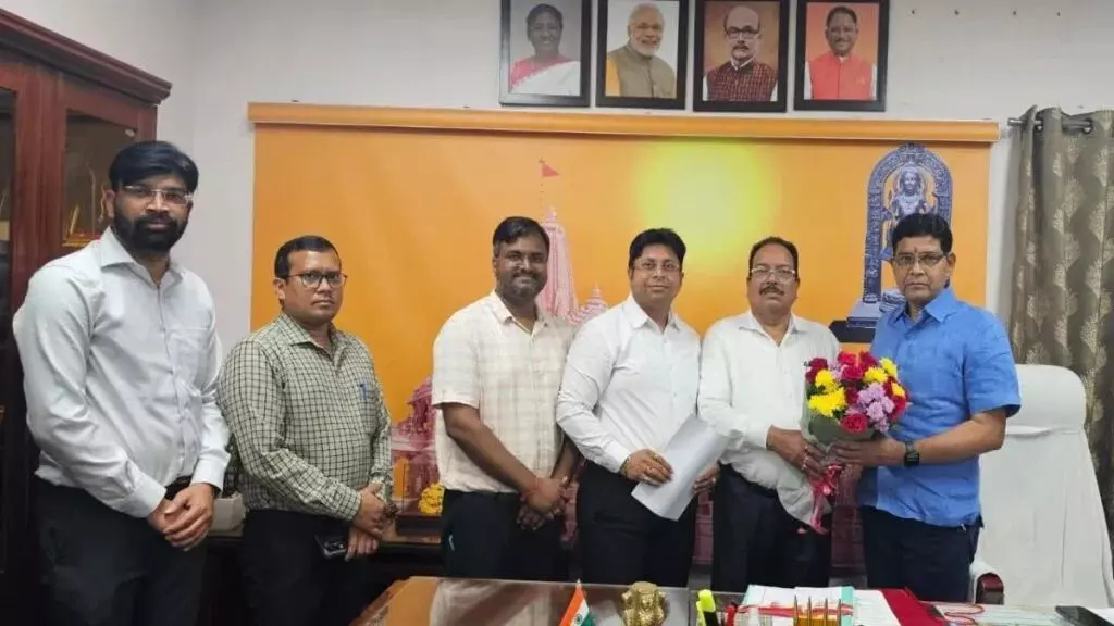 CG Tehsildars Strike: तहसीलदारों की हड़ताल खत्म, मंत्री से मुलाकात के बाद आंदोलन को किया स्थगित...