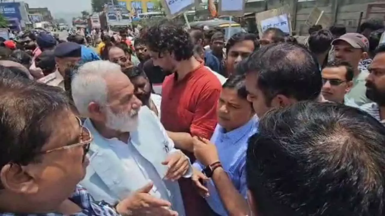 CG Politics: EE को जूते, कांग्रेस नेता के बिगड़े सुर, ईई से कहा-इतने जूते पड़ेंगे कि.. खराब सड़क को लेकर भड़के प्रदर्शनकारी