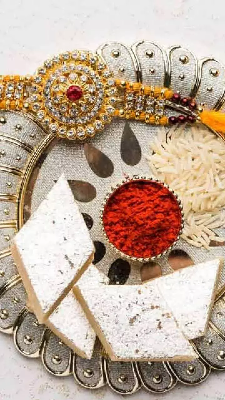 Raksha Bandhan Messages & Shayari:  रक्षाबंधन की सबसे प्यारी शायरी और मैसेज, अपनों को भेजें प्यार और शुभकामनाएं!