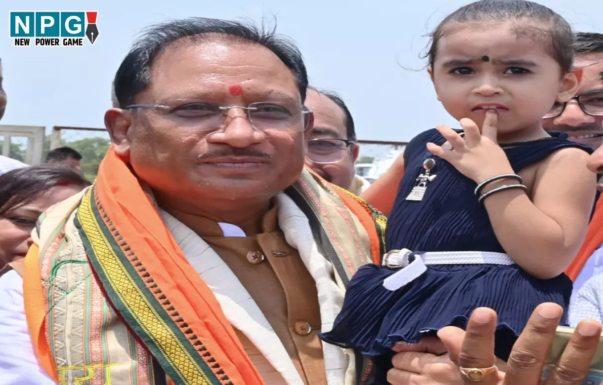 CM Vishnudeo Sai: जब मुख्यमंत्री ने नन्ही बच्ची सृष्टि को गोद में उठाकर स्नेह से दुलारा, किसान पिता बोले-जीवन भर रहेगा याद CM Vishnudeo Sai: जब मुख्यमंत्री ने नन्ही बच्ची सृष्टि को गोद में उठाकर स्नेह से दुलारा, किसान पिता बोले-जीवन भर रहेगा याद